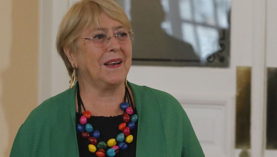 Expresidenta Bachelet emitió su voto y aseguró que "el error más grave es mezclar este proceso con la contingencia política"