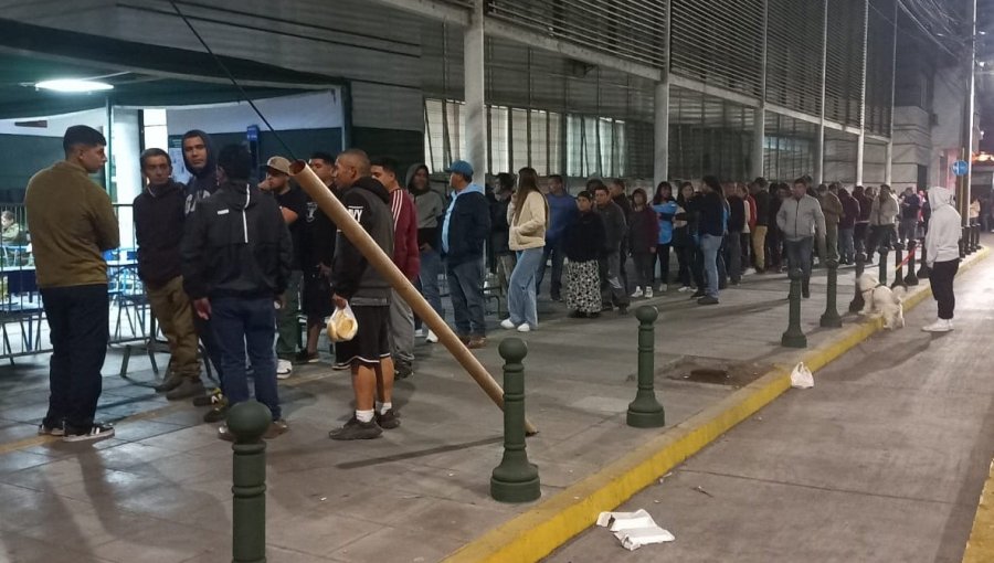 Personas hacen fila desde la madrugada para excusarse de votar en las elecciones del Consejo Constitucional