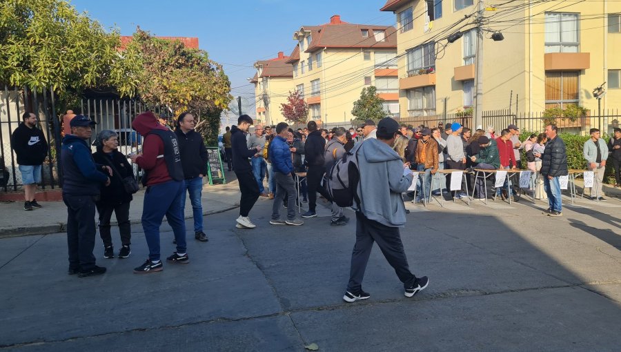 Gran aglomeración de personas en las afueras de local de votación en Viña del Mar: denuncian hasta dos horas de espera