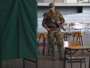 Mujer intentó arrebatarle el arma de servicio a un funcionario del Ejército en Puente Alto