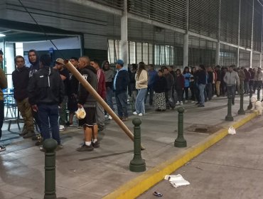 Personas hacen fila desde la madrugada para excusarse de votar en las elecciones del Consejo Constitucional