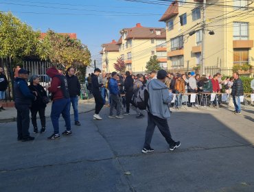 Gran aglomeración de personas en las afueras de local de votación en Viña del Mar: denuncian hasta dos horas de espera