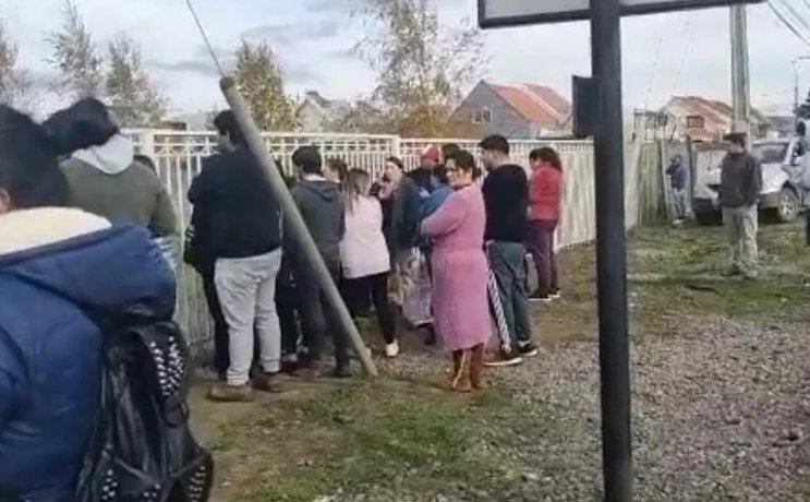 Sujetos dispararon desde un vehículo en movimiento a jóvenes que estaban al exterior de un colegio en Carahue