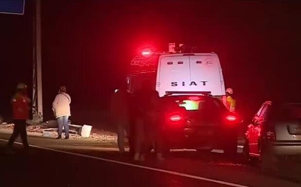 Dos personas fallecidas dejó choque de vehículo contra barrera de contención en Paine: Víctimas salieron eyectadas
