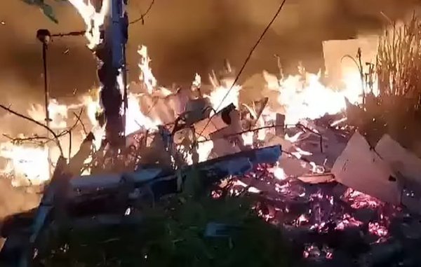 Nuevo ataque incendiario dejó una vivienda destruida en Contulmo: se encontró pancarta alusiva a la causa mapuche