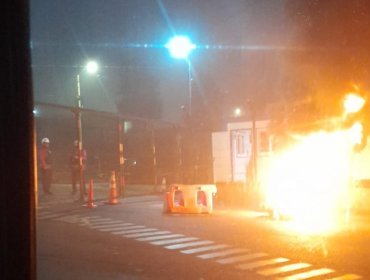 Trabajadores contratistas de Enap bloqueron accesos a la refinería de Concón: encendieron barricadas