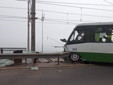 Microbús estuvo cerca de caer a las vías del Metro de Valparaíso tras colisionar barrera de contención en la Av. España