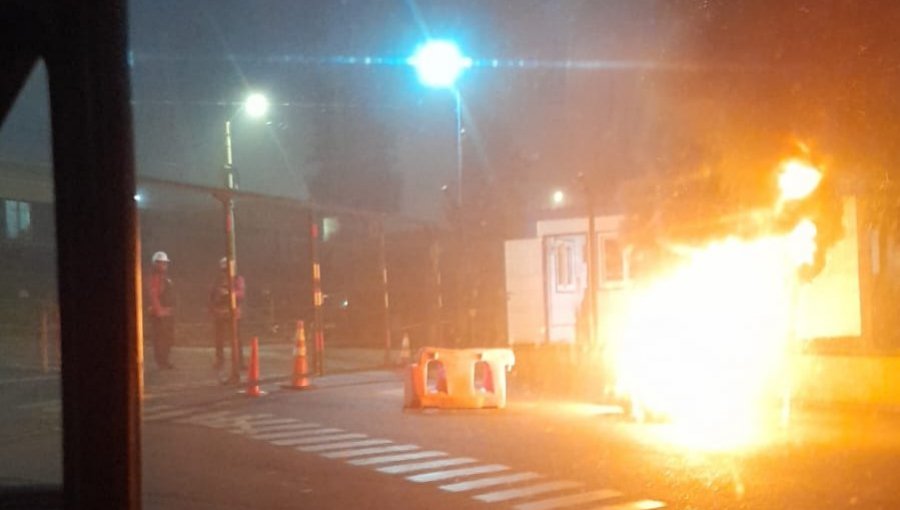 Trabajadores contratistas de Enap bloqueron accesos a la refinería de Concón: encendieron barricadas