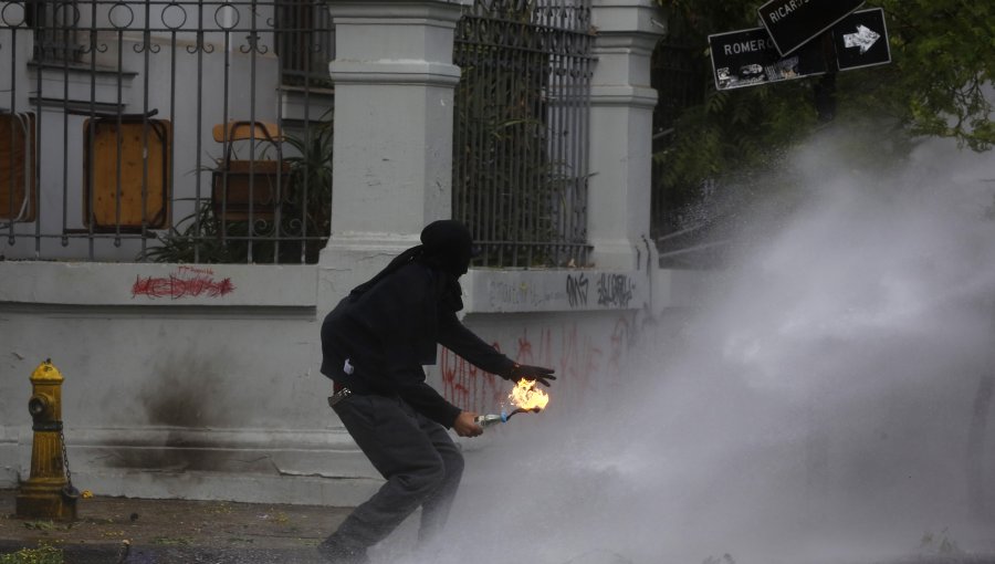 Dos detenidos dejan incidentes en Liceo de Aplicación: a dos personas se les habría incendiado la ropa tras lanzar molotov