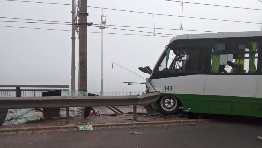 Microbús estuvo cerca de caer a las vías del Metro de Valparaíso tras colisionar barrera de contención en la Av. España