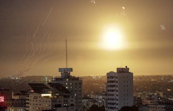 Milicianos palestinos responden a bombardeos de Israel lanzando cientos de cohetes en la mayor escalada de violencia en meses