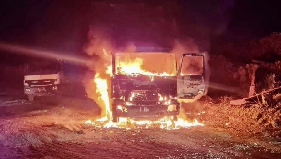 Grupo de encapuchados quemó cuatro camiones desde un estacionamiento en Purén
