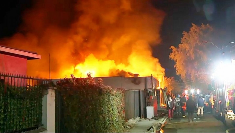 A ocho viviendas se propagó incendio originado en una empresa de insumos médicos y lavandería de Recoleta