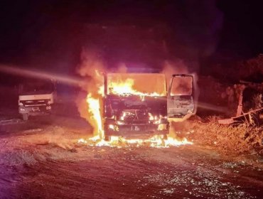 Grupo de encapuchados quemó cuatro camiones desde un estacionamiento en Purén