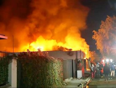 A ocho viviendas se propagó incendio originado en una empresa de insumos médicos y lavandería de Recoleta