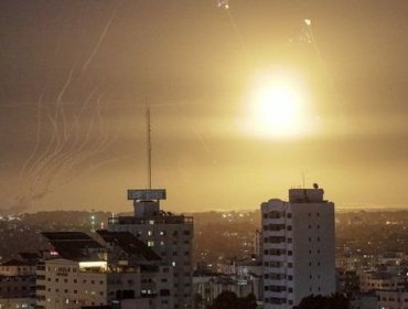 Milicianos palestinos responden a bombardeos de Israel lanzando cientos de cohetes en la mayor escalada de violencia en meses