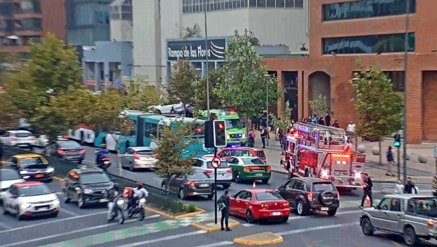 Al menos 15 lesionados deja colisión entre tres buses del transporte público en Las Condes