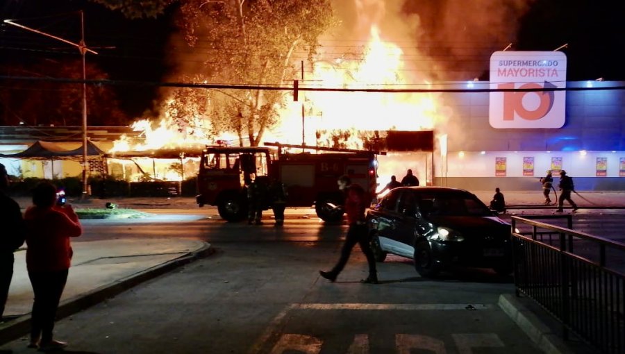 Incendio de grandes proporciones consumió un conocido restaurante y un supermercado mayorista de Los Andes: no hubo lesionados