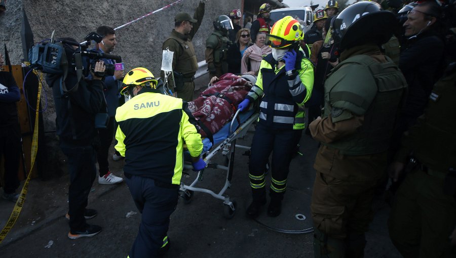 Logran rescatar con vida a mujer que quedó atrapada bajo una pesada losa tras fuerte explosión en el Cerro 18 de Lo Barnechea