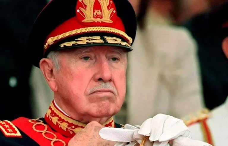 Fiscalía abre investigación por arsenal de armas extraviadas de Augusto Pinochet: un fusil y 17 pistolas