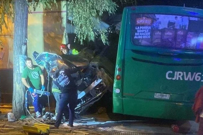 Bus queda incrustado en una panadería tras ser colisionado por un auto en Pedro Aguirre Cerda: al menos 12 lesionados