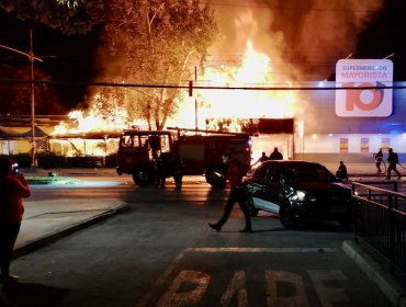 Incendio de grandes proporciones consumió un conocido restaurante y un supermercado mayorista de Los Andes: no hubo lesionados