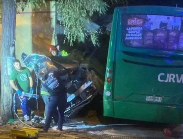 Bus queda incrustado en una panadería tras ser colisionado por un auto en Pedro Aguirre Cerda: al menos 12 lesionados