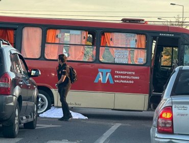 Adulto mayor falleció tras ser atropellado por un microbús en la rotonda Tranque La Luz de Placilla en Valparaíso