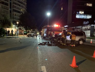 Dos personas lesionadas dejó la colisión entre dos vehículos en Av. Bosques de Montemar de Concón