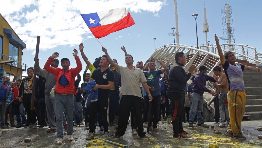 Pescadores de Valparaíso "aprietan" a La Moneda para anular la «Ley Longueira»: de lo contrario, advierten que "saldremos a la calle"