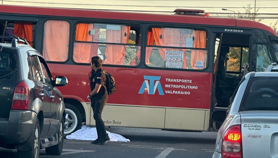 Adulto mayor falleció tras ser atropellado por un microbús en la rotonda Tranque La Luz de Placilla en Valparaíso