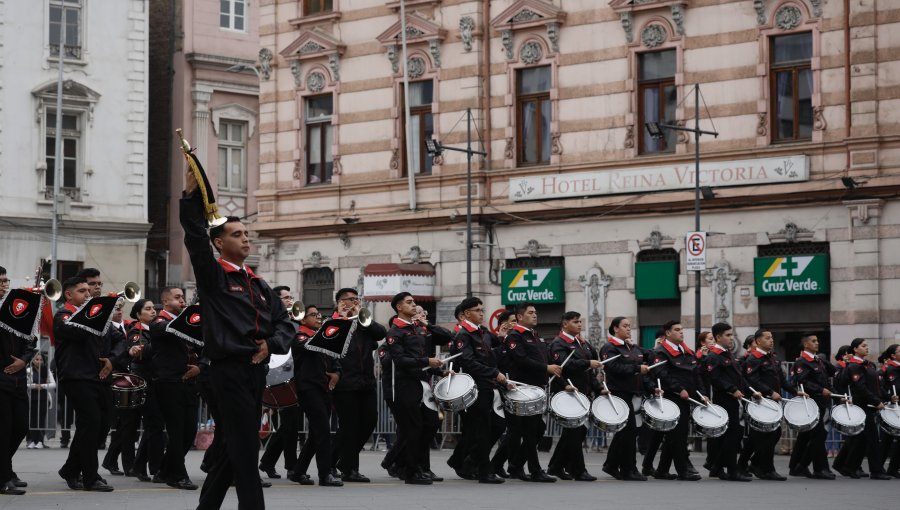 Más de 4.500 estudiantes de Valparaíso desfilaron en honor a las Glorias Navales