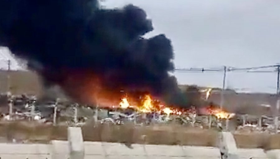 Alerta en Pudahuel por incendio de neumáticos en las cercanías del Aeropuerto Internacional