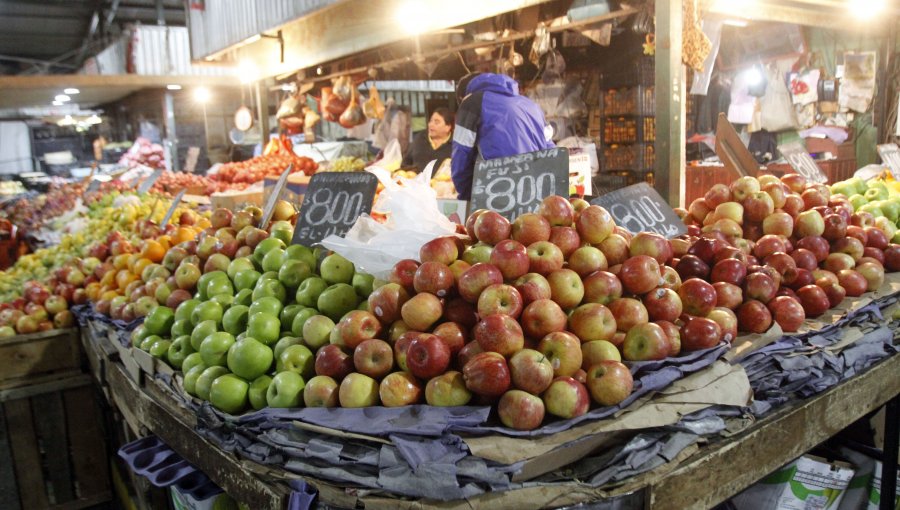 Canasta básica de alimentos de abril registró una caída de 0,5%: Manzanas, plátanos y lechuga entre principales disminuciones