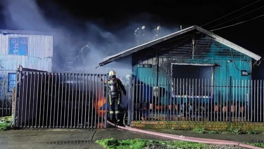 Hombre falleció en incendio que destruyó una casa en Puerto Montt: una mujer sufrió quemaduras