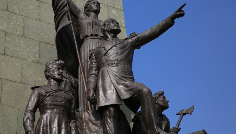 Roban la espada de la estatua de Arturo Prat en Monumento a los Héroes de Iquique frente al Mercado Central en Santiago