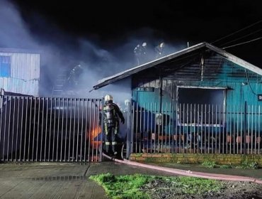 Hombre falleció en incendio que destruyó una casa en Puerto Montt: una mujer sufrió quemaduras