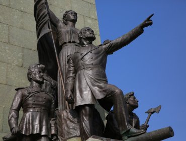 Roban la espada de la estatua de Arturo Prat en Monumento a los Héroes de Iquique frente al Mercado Central en Santiago