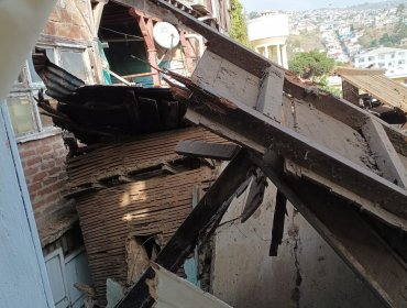Captan derrumbe de vivienda colindante a patio del Liceo La Igualdad del cerro Polanco de Valparaíso