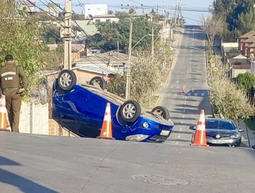 Colisión vehicular con posterior volcamiento deja una persona lesionada en Villa Alemana