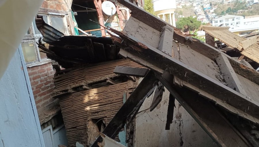 Captan derrumbe de vivienda colindante a patio del Liceo La Igualdad del cerro Polanco de Valparaíso