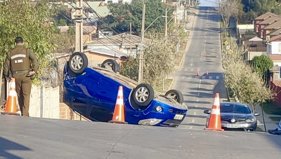 Colisión vehicular con posterior volcamiento deja una persona lesionada en Villa Alemana