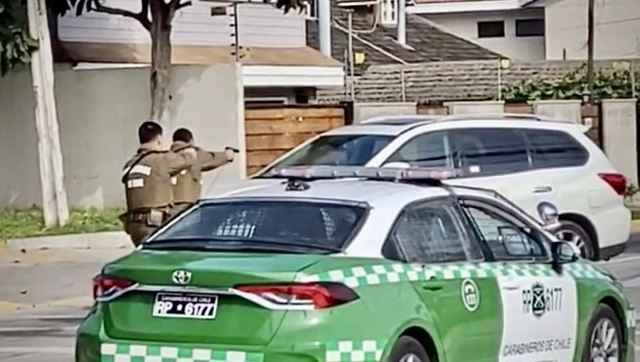 Carabineros repele con una decena de disparos un intento de atropello en Reñaca: los tres delincuentes fueron detenidos in situ