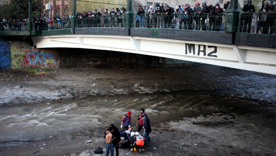 Comienza el juicio oral contra ex carabinero acusado de empujar a adolescente desde el puente Pío Nono durante una manifestación