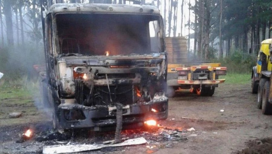 A un año de la declaración del Estado de Excepción: Encapuchados armados quemaron tres camiones en La Araucanía