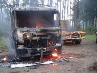 A un año de la declaración del Estado de Excepción: Encapuchados armados quemaron tres camiones en La Araucanía