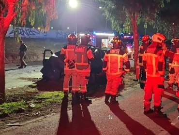 Colisión frontal entre vehículo menor y camión deja tres personas fallecidas en Puente Alto