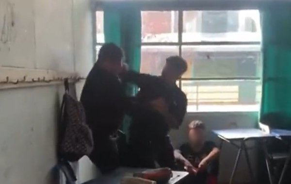 Captan violenta agresión de alumno a profesor en plena sala de clases en colegio de Buin