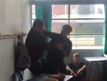 Captan violenta agresión de alumno a profesor en plena sala de clases en colegio de Buin