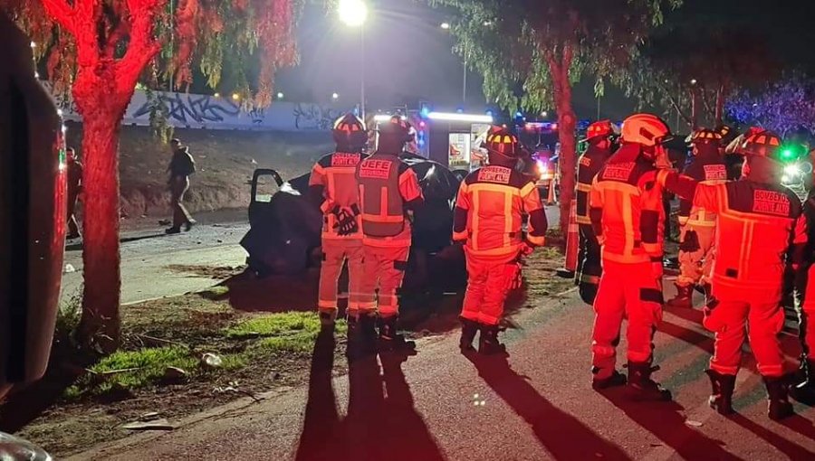 Colisión frontal entre vehículo menor y camión deja tres personas fallecidas en Puente Alto